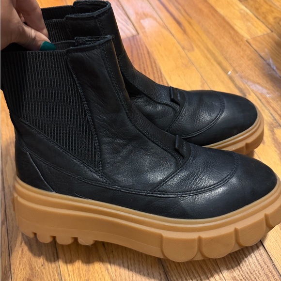 Sorel Black Leather Ankle Boots with Brown Soles - Picture 2 of 3